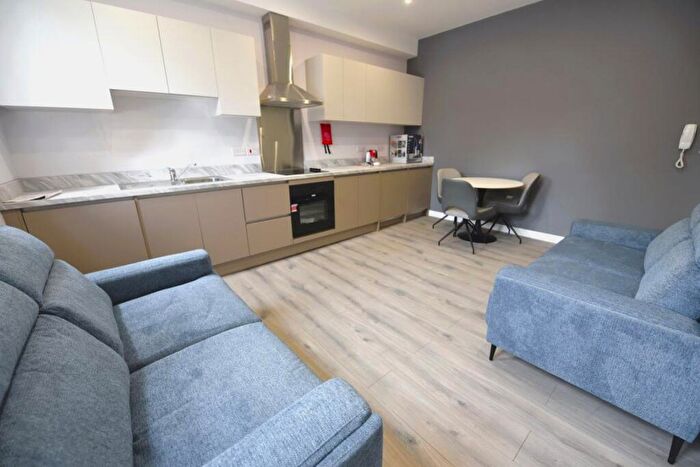 3 Bedroom Flat To Rent In Cardigan Road, Flat, LS6