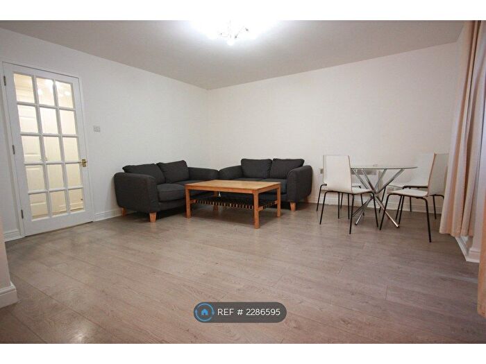 2 Bedroom Flat To Rent In Langbourne Place, London, E14