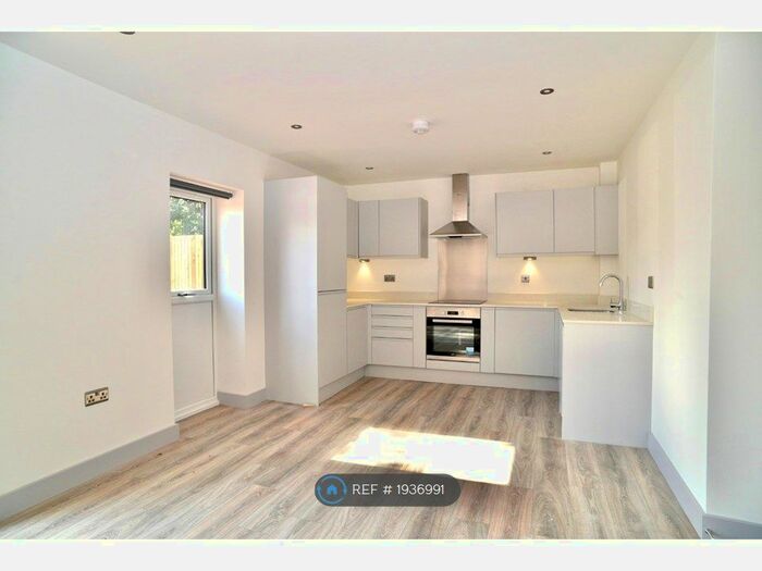 2 Bedroom Flat To Rent In Trinity Court, Leeds, LS9