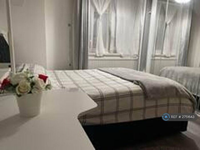 2 Bedroom Flat To Rent In Moore House, London, E1