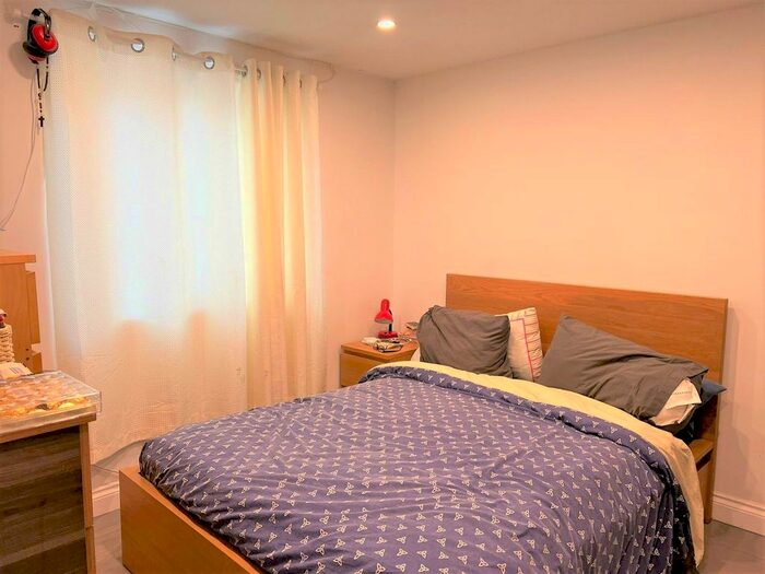 2 Bedroom Flat To Rent In Becontree Avenue, Becontree, Dagenham, RM8