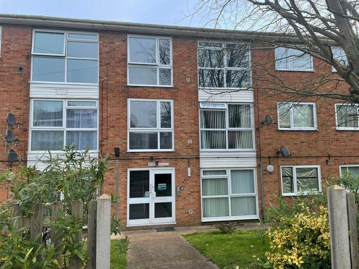 2 Bedroom Flat To Rent In Old Castle Walk, Rainham, Gillingham, ME8