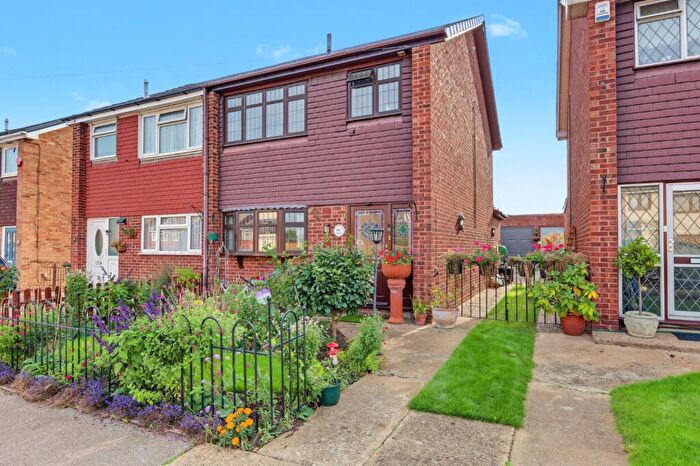 3 Bedroom Semi-Detached House For Sale In Russet Close, Stanford-Le-Hope, SS17
