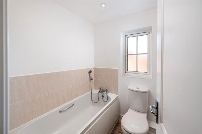 3 Bedroom End Terrace House For Sale In Brookfield Drive, Horley, RH6