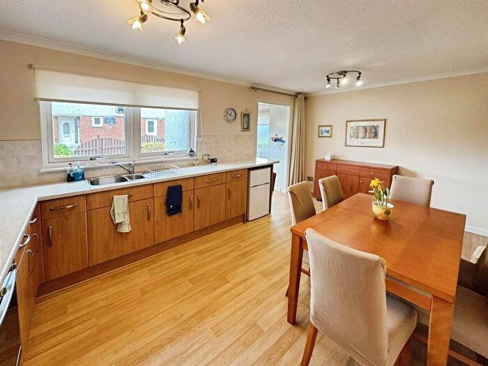 3 Bedroom Detached Bungalow For Sale In South View, Clydebank, G81