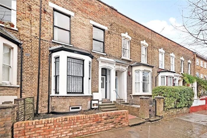 3 Bedroom Flat For Sale In Narford Road, Clapton, London, E5