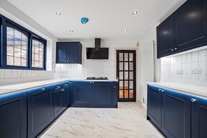 5 Bedroom Detached House To Rent In Cranmer Close, Weybridge, KT13