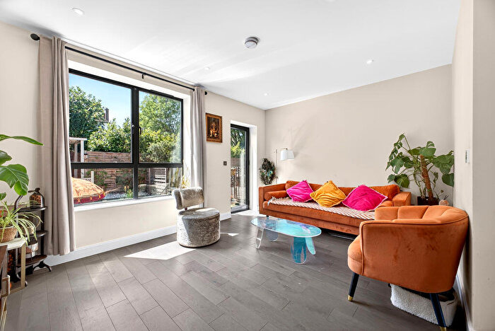 2 Bedroom Flat For Sale In Harlow Gardens, Kingston Upon Thames, KT1