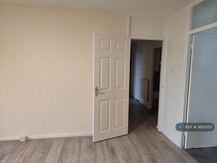 1 Bedroom Flat To Rent In Talbot House, London, E14