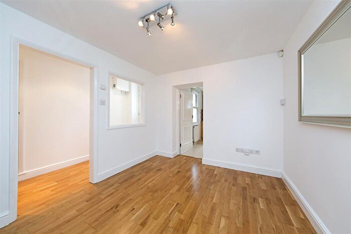 1 Bedroom Flat To Rent In Grosvenor Road, Twickenham, TW1