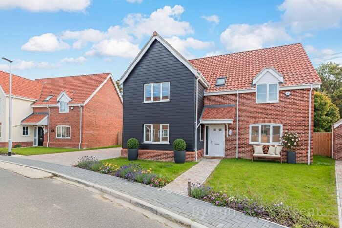 4 Bedroom Detached House For Sale In Lakeside, Blundeston, Suffolk, NR32