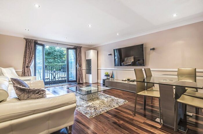 2 Bedroom Flat For Sale In Ridgeway Gardens, London, N6