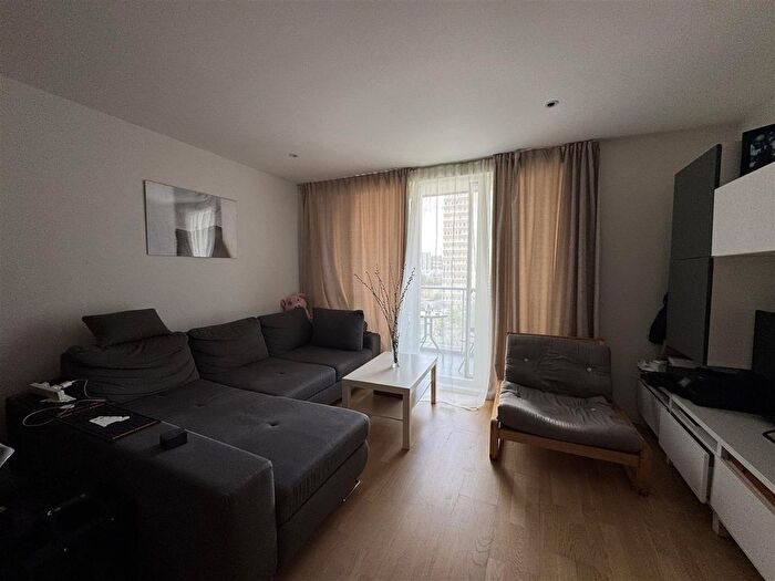 1 Bedroom Flat To Rent In Pump House Crescent, Brentford, TW8