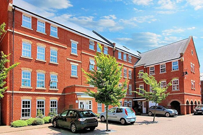 2 Bedroom Flat For Sale In Florey Gardens, Aylesbury, HP20