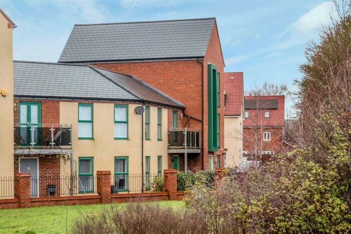 5 Bedroom Town House To Rent In Barrosa Way, Whitehouse, MK8