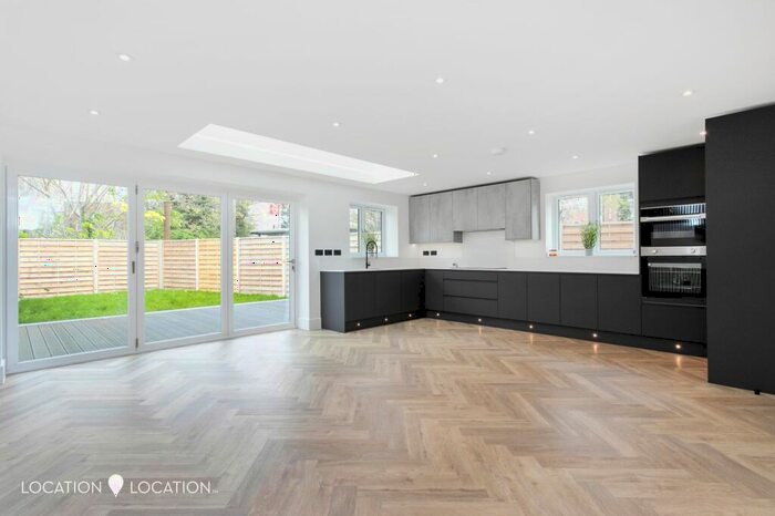 4 Bedroom Detached House To Rent In Crofton Way, Enfield, EN2