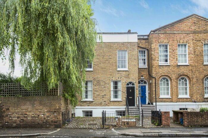2 Bedroom Flat To Rent In Queensbridge Road, Hackney, London, E8