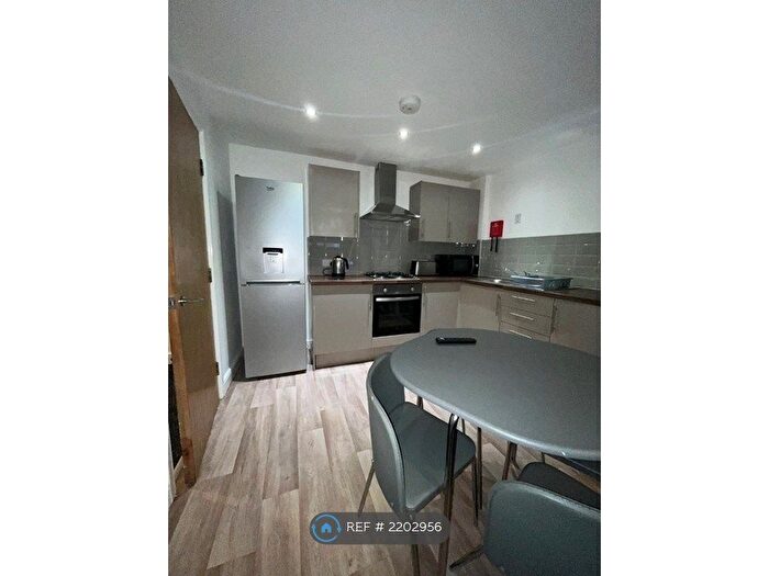 3 Bedroom Flat To Rent In High Park Street, Liverpool, L8