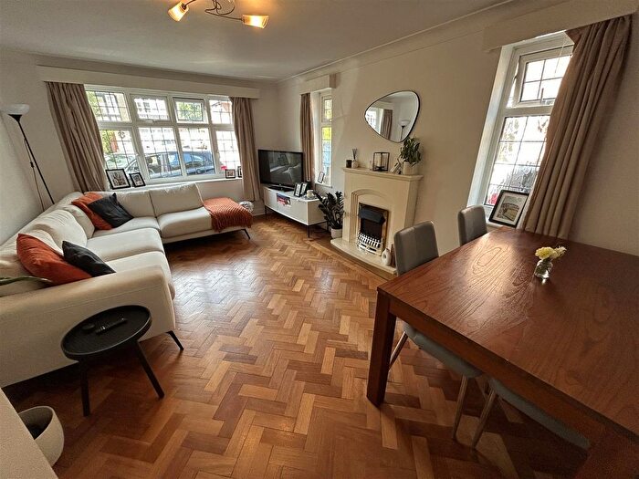 2 Bedroom Flat To Rent In The Sigers, Pinner, HA5