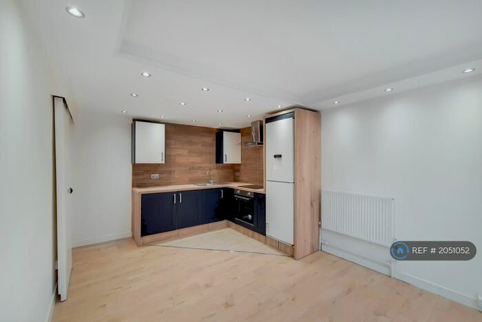 2 Bedroom Flat To Rent In Springfield House, London, SE5