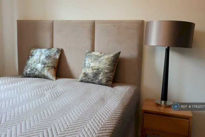 2 Bedroom Flat To Rent In Troon Close, London, SE16