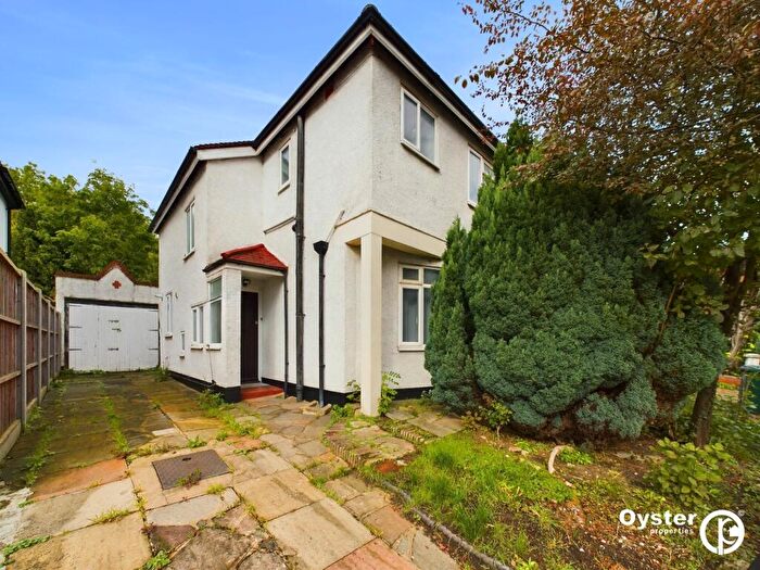 3 Bedroom Semi-Detached House To Rent In Dale Green Road, London, N11