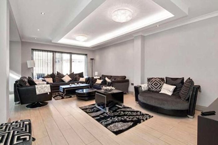 7 Bedroom Semi-detached House For Sale In Bowes Road, London, W3