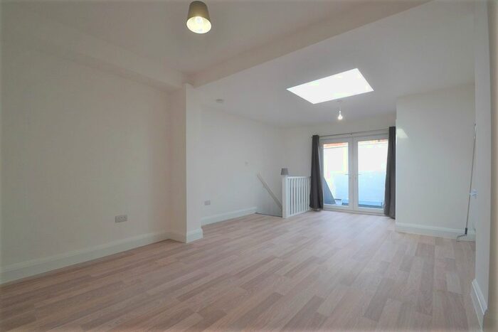 2 Bedroom Flat To Rent In High Street, Harlesden, NW10