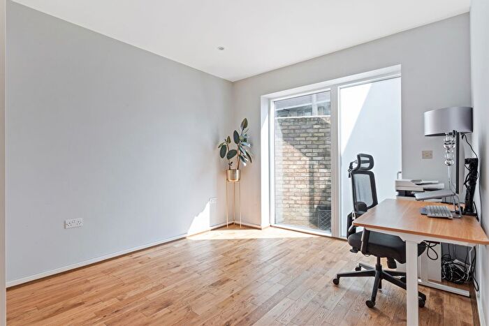 2 Bedroom Flat For Sale In Copenhagen Street, Islington, London, N1