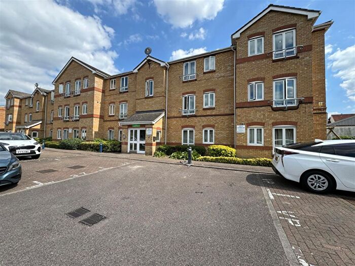 2 Bedroom Flat To Rent In Dominion Close, Hounslow, TW3