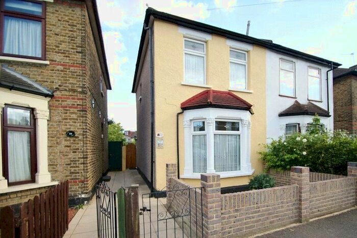 3 Bedroom End Of Terrace House To Rent In Honiton Road, Romford RM7