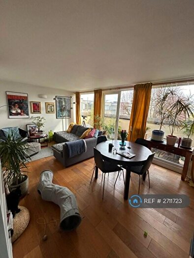 2 Bedroom Flat To Rent In Athlone Square, Windsor, SL4