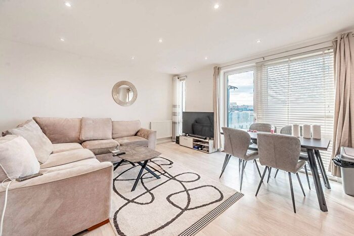 2 Bedroom Flat To Rent In Hayling Way, Edgware, HA8