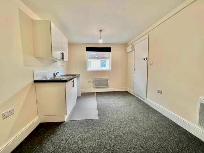 Studio To Rent In Western Avenue, London, NW11