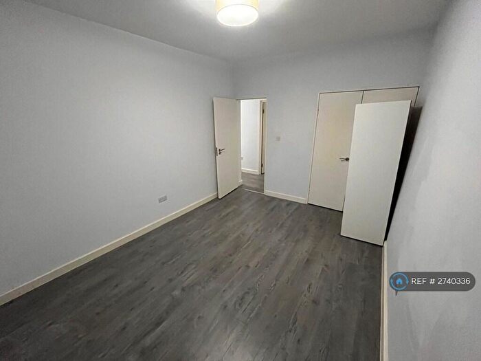 3 Bedroom Flat To Rent In Graham Road, London, E8