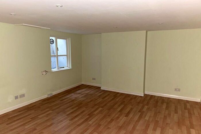 2 Bedroom Flat For Sale In Manor Road, Wallington, Surrey, SM6