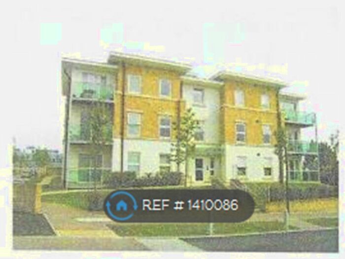 2 Bedroom Flat To Rent In Lewis Court, Leatherhead, KT22