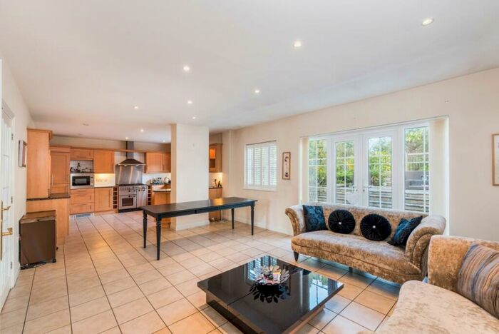 5 Bedroom Detached House To Rent In Knoll Gardens Wash Water, RG20