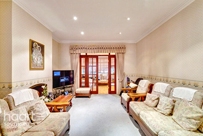 5 Bedroom Semi-Detached House For Sale In Cat Hill, Barnet, EN4