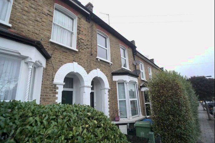 4 Bedroom Semi-Detached House To Rent In Hollydale Road, Peckham, SE15
