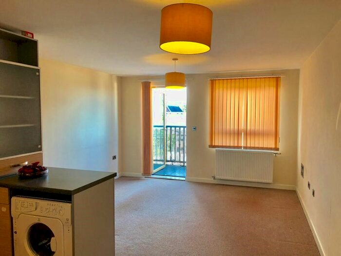 2 Bedroom Flat To Rent In Handcroft Road, Croydon, CR0