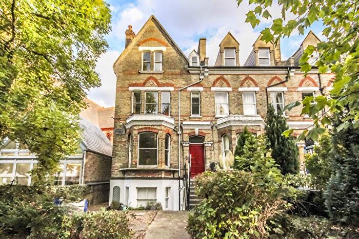 2 Bedroom Flat To Rent In Maple Road, Surbiton, KT6