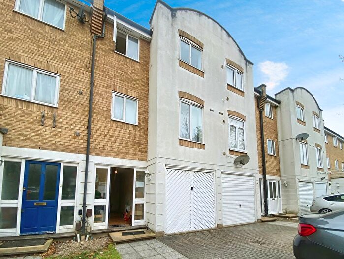 4 Bedroom Town House To Rent In Grimsby Grove, London, E16