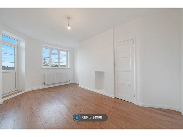 2 Bedroom Flat To Rent In Danby House, London, E9
