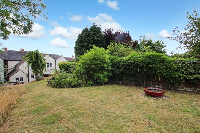 4 Bedroom Semi-Detached House For Sale In Bosworth Road, Swadlincote, DE12