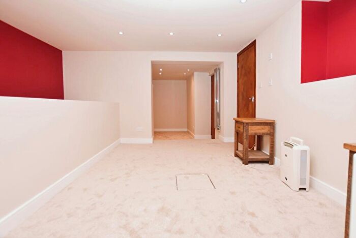 2 Bedroom Flat To Rent In Thornlaw Road London, SE27