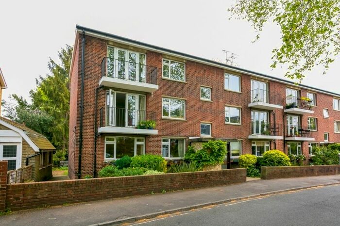 2 Bedroom Flat To Rent In Quintock House, Broomfield Road, Kew, Richmond, Surrey, TW9
