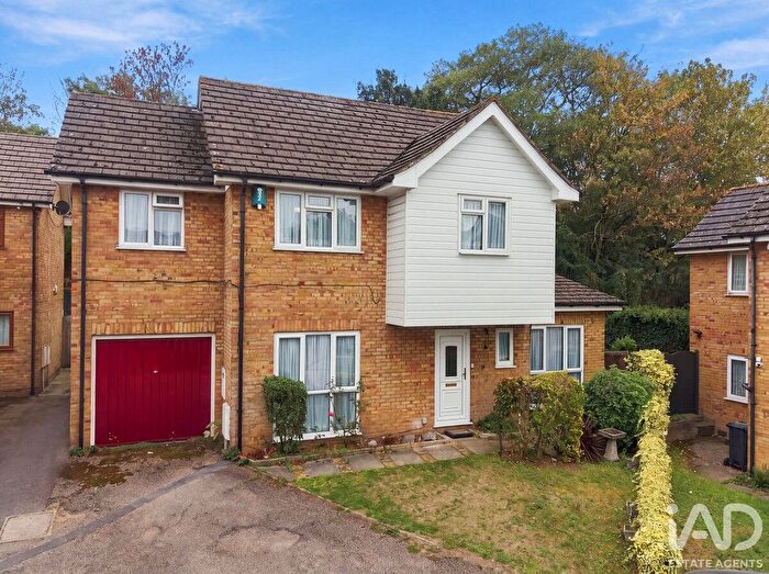 4 Bedroom Detached House For Sale In Carswell Close, Ilford, IG4