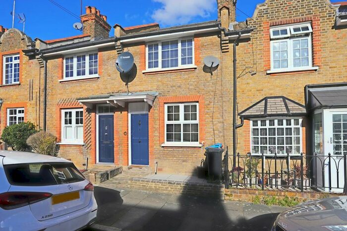 2 Bedroom Cottage To Rent In Hillside Grove, Southgate, N14