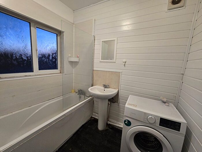 2 Bedroom Flat To Rent In Albert Road, London, SE25